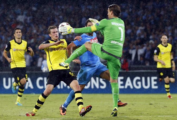 Bender  e il portiere  del Borussia Weidenfeller fermano Higuain:  una chiara occasione da gol.  Reuters 